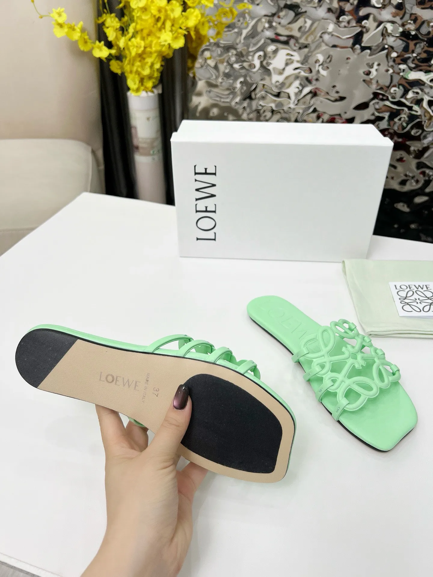 👟👟Ex-factory price 340👟👟 Genuine leather sole +40 LOEWE2025SS summer limited-edition hollow slippers, really easy to wear! ! ! Really highly recommended to all little fairies. Like a rubber sole. Genuine leather sole. 35-43